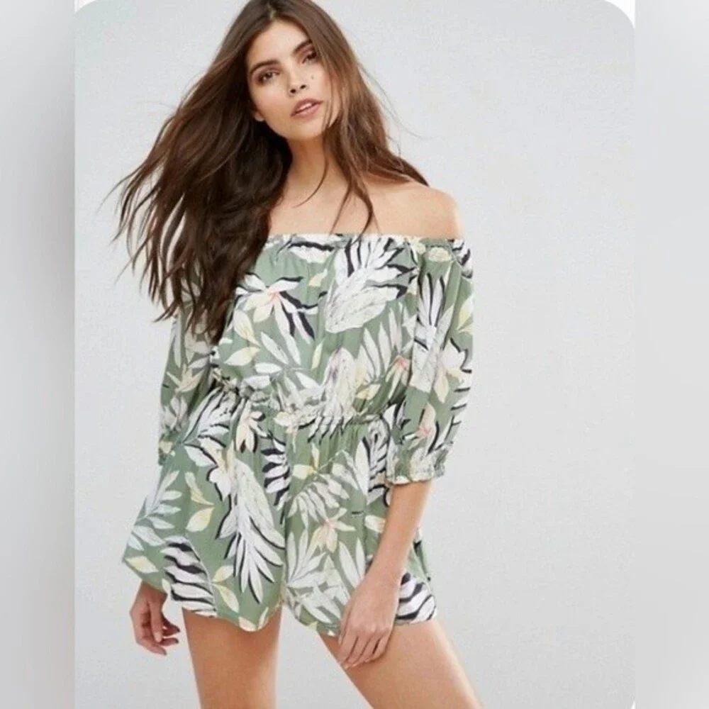 MinkPink shady fronds off shoulder romper Playsuit with pockets size medium